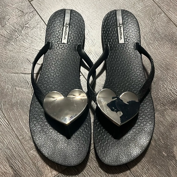 Black flip flops - Picture 1 of 3